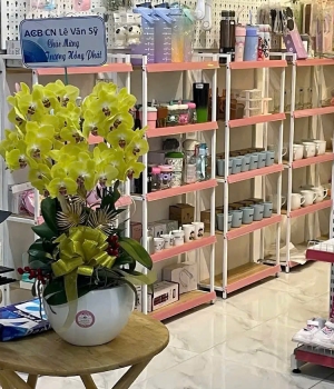 Gian hàng bên MONTY SHOP